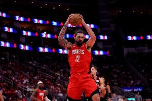 乌度卡：亚当斯正在处理手腕酸痛的问题 他今天本可以上但没必要