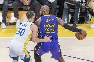 传奇不息！NBA晒詹库生涯数据：老詹生涯42036分 库里4029记三分