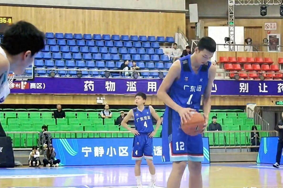 问鼎h5-朱芳雨早已注意他3年，15岁身高2米07，11投全中，真是个好苗子